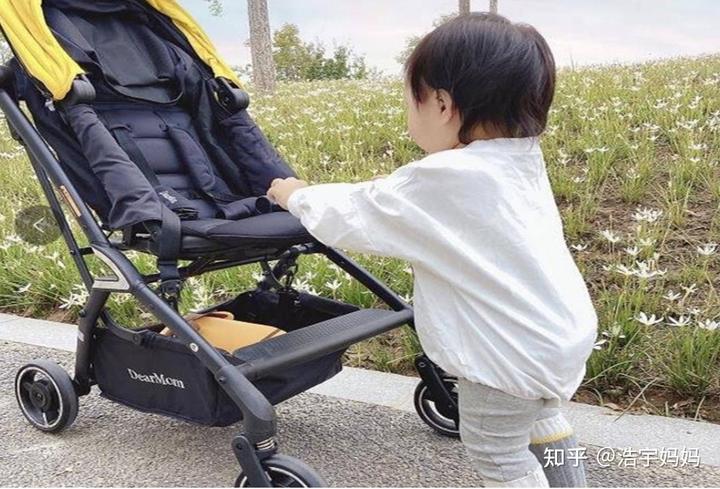 我市相关部门举行就业服务进校园活动